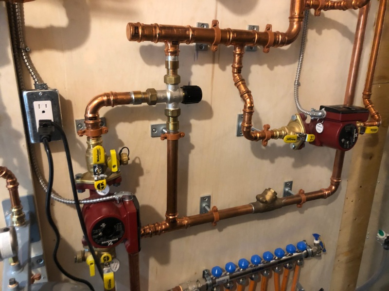 Hydronic manifold and piping installation